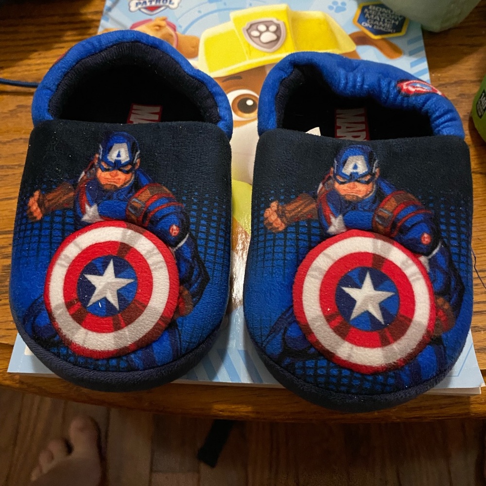 EUC Captain America Light Up Slippers Toddler Boys Size 7-8